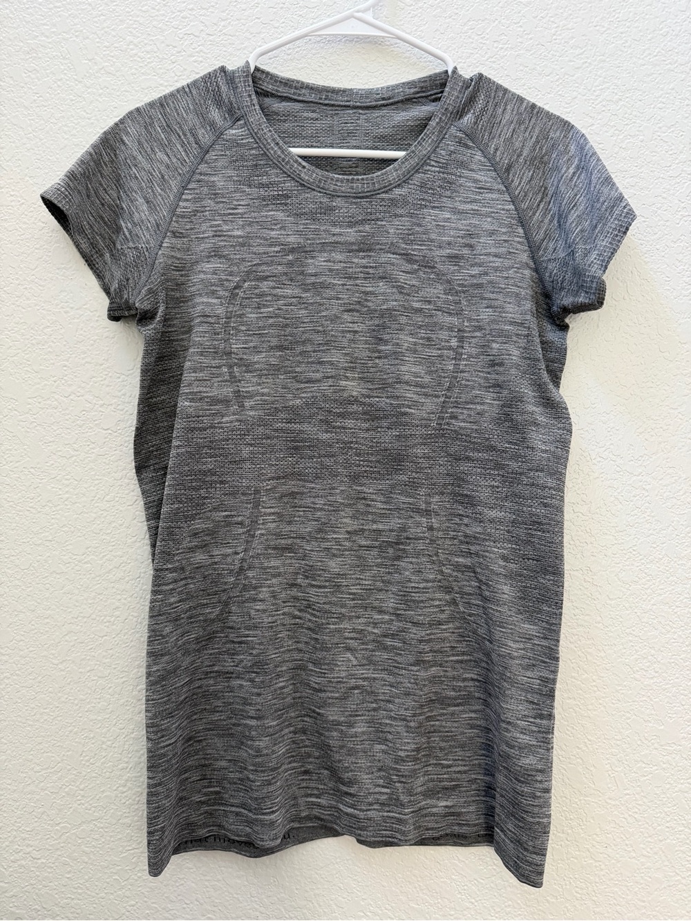 lululemon athletica Women's Short Sleeve Heathered Gray Tee Size 8